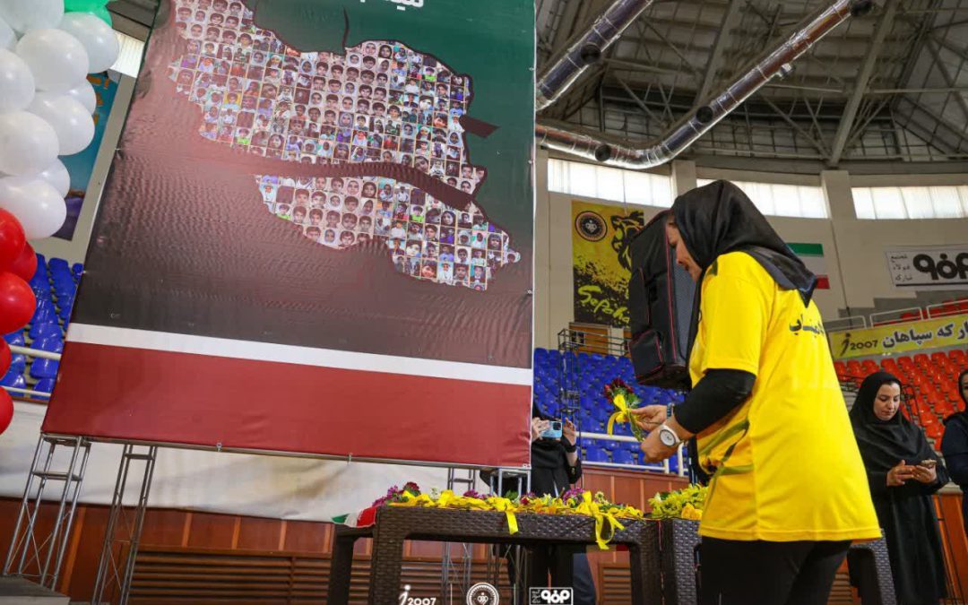 دختران قهرمان هندبال سپاهان مدال طلای خود را به ۱۶۸ شهید میناب در جنگ رمضان تقدیم کردند.